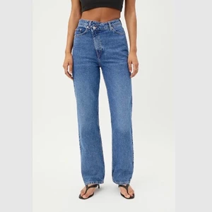Skew extra High Crossover Jeans weekday  - Blåa jeans från weekday i fint skick. Sned knäppning och hög midja. Strlk W 25, L 32.   säljer även den ljusare varianten i en annan annons och storlek.   Från weekdays hemsida: ”Skew jeans are our updated silhouette with an overlapping front and high waist. They offer a close fit around the waist and hip, and drop into a straight, relaxed leg. ”