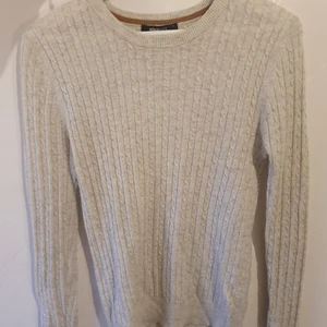 Stickad tröja - GRATIS FRAKT.  Stickad tröja från ginatricot I storlek S. Tröjan är väldigt stretchig!! Tröjan är andvänd några gånger men endå i skick som ny!