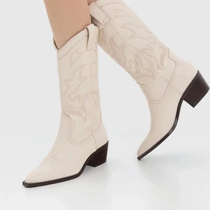 !!HELT NYA COWBOY BOOTS!! - Oanvända cowboys stövlar från stradivarius i strl 40💕☺️ så snygga men säljs på grund av fel strl