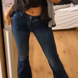 midrise jeans - Mörka jeans som sitter mid/low! Skit snygga men jag känner mig inte bekväm i lågmidjat tyvärr! Formar kroppen bra och de är väldigt stretchiga i midjan så de passar på olika kroppstyper! Sprättat upp sömmen längst ner så de går ner till marken på mig som är 168!! 💗💗 Lappen finns inte kvar men sitter som en S, tror dom är i S också