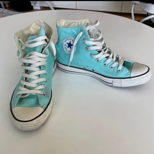 Turkosa Converse  - Säljes då de var lite för stora för mig :(  supersnygg färg och bekväma annars!