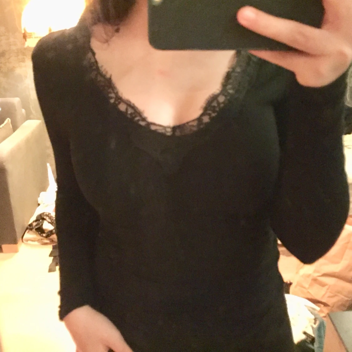 Svart ribbad v- ringad tröja med spets