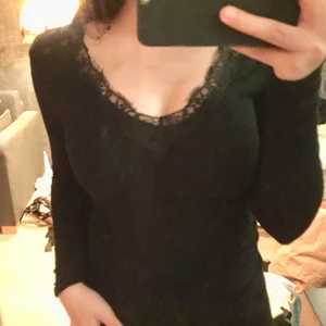 Svart ribbad v- ringad tröja med spets - Från New yorker. Väldigt fin och bekväm, själv älskar jag spets detaljen! 