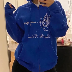 Zip up hoodie  - Intressekoll på min blå zip up hoodie i storlek S. Använd fåtal gånger utan vidare defekter. OBS två bilder är lånade. Skriv vid intresse 💙