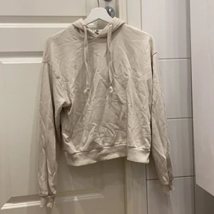Hoodie - Hoodie/tjocktröja från NA-KD. Storlek XS men passar mig som har S/M. (Säljer kläderna på min sida billigt i samband med flytt). Eventuell frakt står köparen för. 