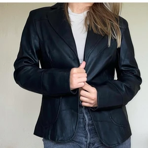 Fakeläder jacka/kavaj i figursydd modell - Snygg amitationsläder jacka/kavaj i storlek S cirka😍