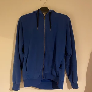 Sail Racing Antartica Hoddie  - Säljer min Sail Racing Antartica hoodie storlek L men passar M. Finns Sail Racing märke på bröstet,luvan,armen och ryggen. Nypris 1200 kr