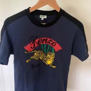 Mörk blå kenzo t shirt. Bra skick. Storlek S. Nypris 1300