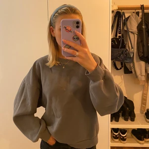 Collegetröja stl M - Grå collegetröja från Gina!🖤 I storlek m så den sitter lite oversized på mig🪐 I fint sick, kan skickas på posten och då tillkommer frakt💫