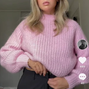 Rosa stickad tröja - Mysig rosa stickad tröja, köpt direkt för 350kr! Fösta bild lånad från @Kajsa Molund