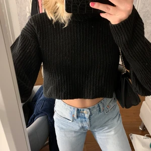 Svart stickad tröja - Nyskick storlek S🖤 179kr, frakt inräknat i priset