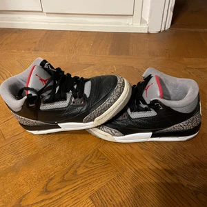 Jordan 3 black cement  - Ett par fina jordan 3. Skorna är i 7/10 skick och är i storlek 38,5. Skorna är såklart äkta. Kan mötas upp i Stockholm eller frakta.