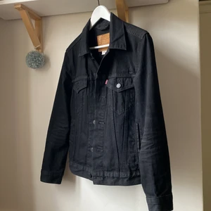 Levis jeansjacka - Säljer en jeansjacka från märket Levis i färgen svart. Denna är knappt använd alls men köpt för ungefär 2 år sedan. Storlek xs, är alltså för liten för mig nu. Bara att skriva vid fler frågor! 