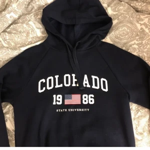 Mörkblå hoodie💞 - Jättesnygg mörkblå hoodie från Gina💙 använd en gång sen har den hängt i garderoben