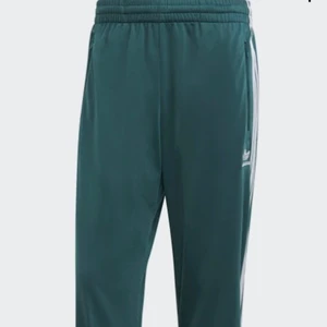 Adidas originals firebird track pants - Säljer ett par gröna adidas byxor som är helt oanvända. Dom har bara legat i min garderob. Pris kan diskuteras och om det finns frågor eller om du vill ha fler bilder så kontakta mig :)