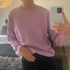 Lila sweatshirt från Pull&Bear 💜 storlek S ( lite oversize modell). 170 kr, jag betalar frakt
