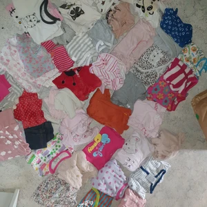 Storlek 62 - Blandat med plagg bodys, byxor, pyjamas med mera. 200 kr för allt 