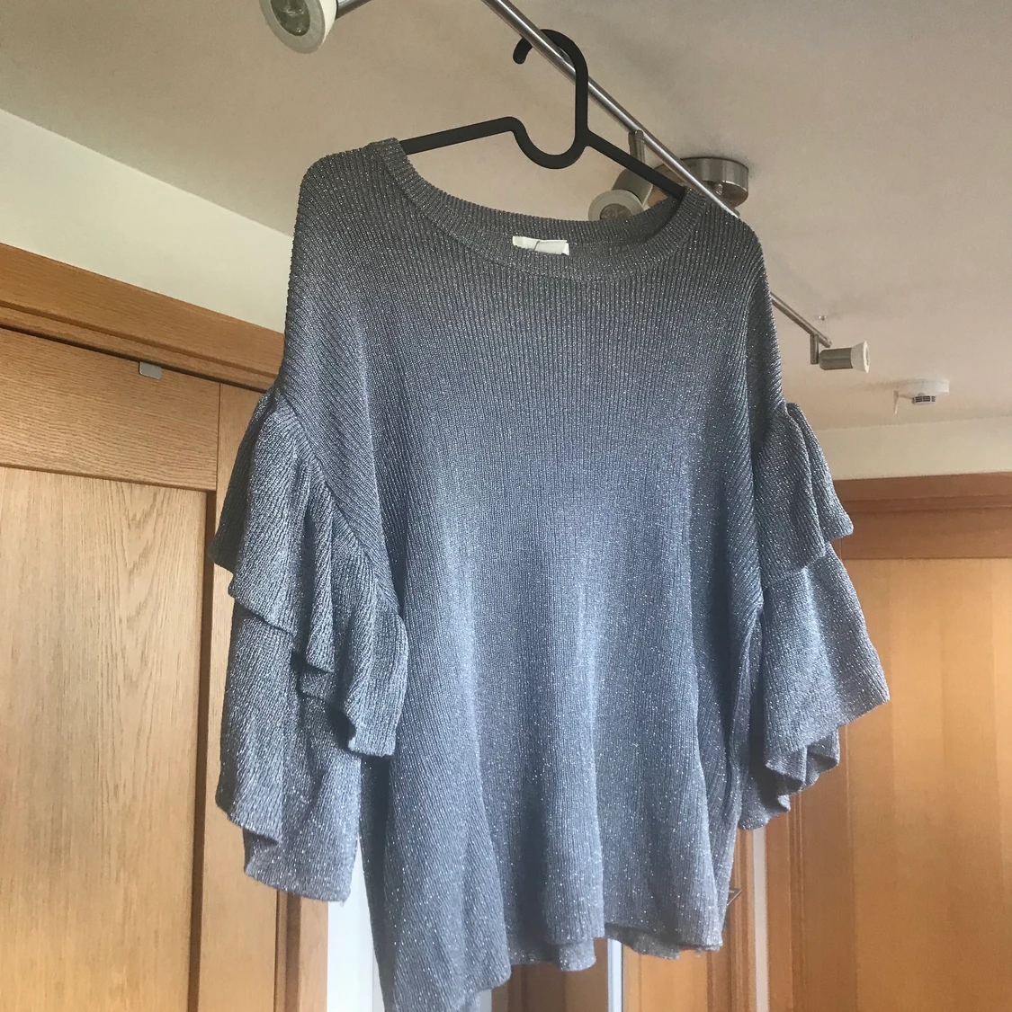 Silvrig festtröja med volanger  - 90