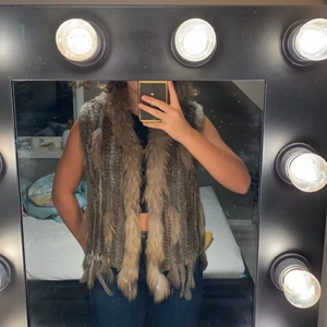 Väst i riktig päls - Bra condition knappt använd, äkta päls. Vet ej vilket märke eller storlek. Passar på mig, en st S