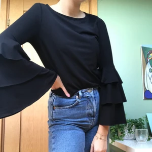 Svart blus med volanger  - Snygg svart blus med volangärmar från Gina Tricot💃🏻 Frakt ingår ej i angivet pris
