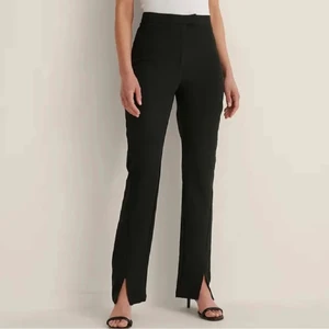 Svarta kostymbyxor - Säljer nu dessa svarta kostymbyxor eftersom dom var förstora. Aldrig använda. Storlek 38. Kommer ifrån NA-KD.