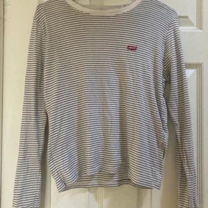 Levis tröja  - Vit Levis tröja med smala svart ränder i storlek M.             Gratis frakt 📦 