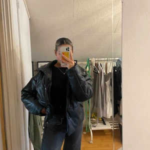 Läderjacka - Intressekoll på läderjacka från NAKD, köpt förra året och väldigt bra skick. Nypris 999kr. Storlek S