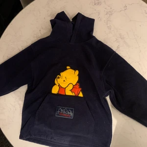 Vintage disney hoodie - Disney tröja från disney land i Florida ca 1990. Har legat i lådan länge och är i bra skick fortfarande. Om du undrar något eller vill se plagget på skriv till mig