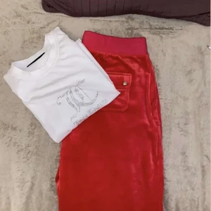 juicy couture - Jag Säljer mina röda juicy byxor i storlek L som sitter som bootcutbyxor, byxorna är fläckfria/riktigt bra skick. samt säljer jag även min vita oversized t shirt från juicy. Den är i storlek s men passar mig som bär M/L. Nypris för byxorna ligger på 999kr och t-T-shirten på 569kr. Paket pris på detta säljer jag för 900kr men priset kan själklart diskuteras vid snabb affär. VIKTIGT säljer endast som paket alltså inte för sig och kunden står för frakt 🤍
