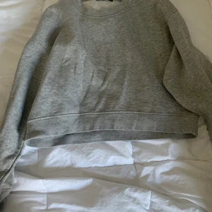 Kort hoddie från zara - Jätte söt hoodie , använt ett par gånger men inte min typ av tröja. Köparen står för frakten 🥰