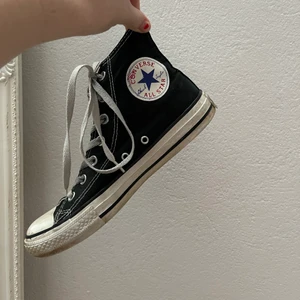 Svarta converse - Buda privat!❤️ Högsta bud: 420kr + frakt! Höj med 20kr mellan varje bud❤️Säljer dessa svarta höga converse i lite smutsigt men annars bra skick. Går att tvätta lite och byta ut eller tvätta snörena om man vill. Storlek 38 men passar även mig bra med strl 39. (Som referens kan jag ha 38 - 40 i converse)💓💓 köp direkt för 420kr + frakt. Budgivning slutar på onsdag!