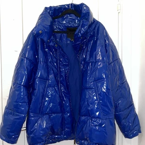 Vinterjacka - Intressekoll på min vinterjacka från monki. Jag älskar den och är inte säker på att jag ska sälja men gör det vid bra bud. Storlek S. Den är i bra skick utan några skador. Möts upp i Stockholm/Sollentuna. Skriv privat eller i kommentererna hir mycket ni skulle kunna tänka er betala för denna fina jacka. Priset på frakt är jag osäker på därav står det 0kr just nu❤️