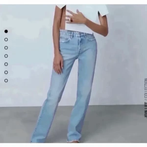 Zara jeans - Dom populära zara jeansen i fint skick! Köparen står för frakten! Vill bli av med snabbt💕