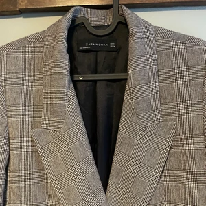 Zara Kavaj strl M - Tunn kavaj som kan funka som höst eller vårjacka. I mycket fint skick. Storlek M men som passar mig med som annars har storlek S.