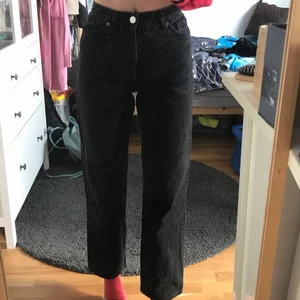 Svarta Monki denim Jeans - Jag säljer min mycket älskade monki jeans, då de inte riktig passa längre. De är i jätte bra skick!! Orginalpris 400 kr.