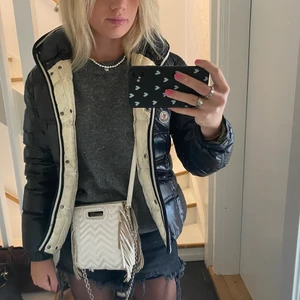 Moncler jacka  - Säljer min fina moncler jacka, prefekt till vintern! Tillkommer en avtagbar luva till. Hål på sidan av jackan som man se på sista bilen, därav priset. Ingensytt så syns inte. Skriv vid fler frågor eller bilder💕🙌🏻