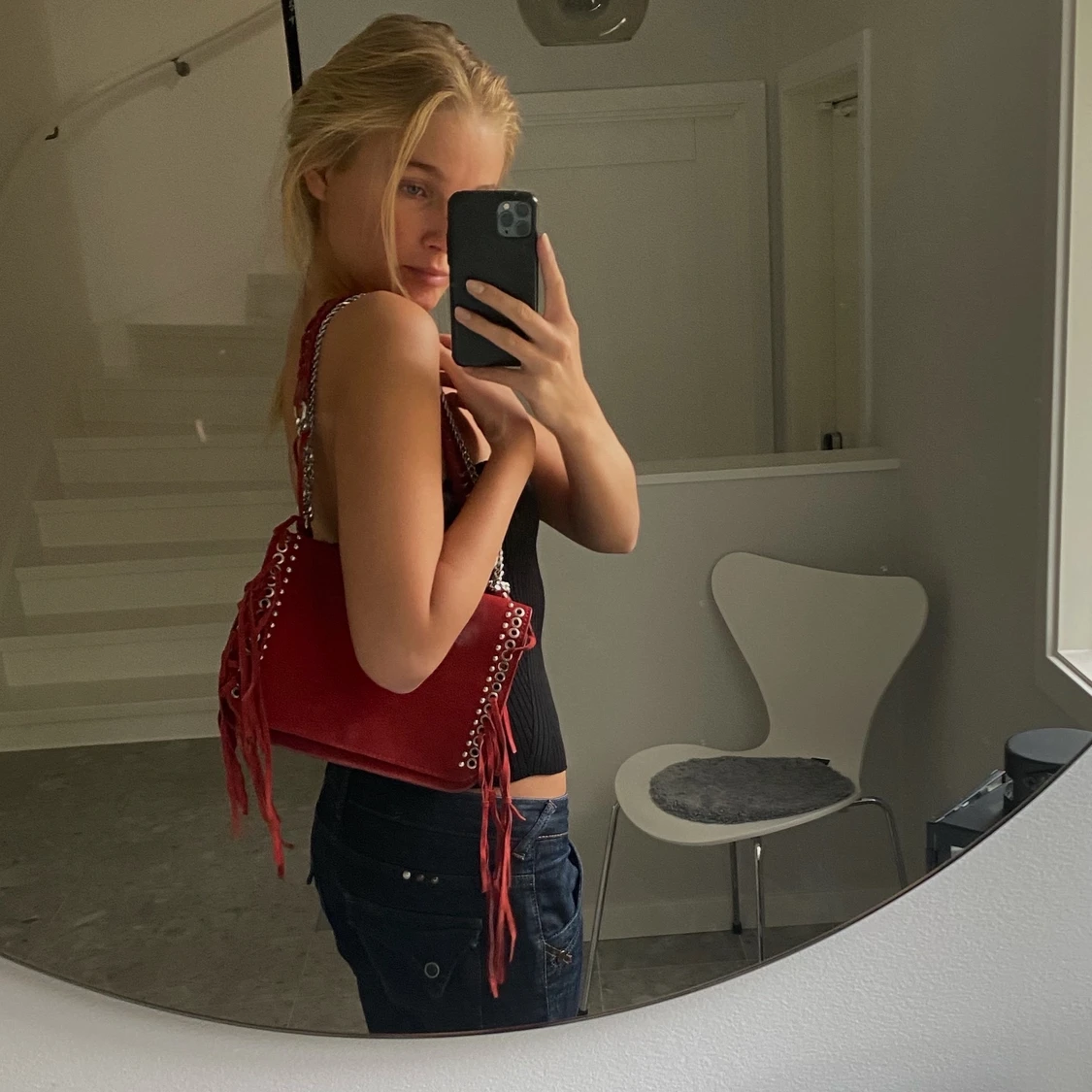 Röd väska med fransar