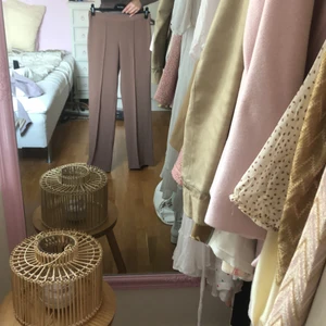 Bruna kostymbyxor  - Bruna kostymbyxor i storlek 40 men dem passar inte mig som är 38/40 i vanliga fall. Skulle säga att dem passar XS- S. Jag är 175 cm och på längden är dem perfekta.