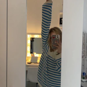Blå beige randig tröja ifrån zara, BYTER - Om någon har S Elele mindre som vill byta mot denna i M skulle jag gärna vilja göra det då den är alldeles för stor💕💕