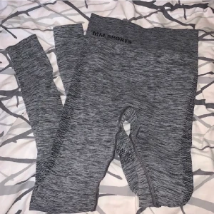 Grå träningstights  - Oanvända grå träningstights från MMsports. Strl M.