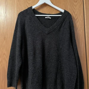 Tröja - En stickad mörkgrå tröja