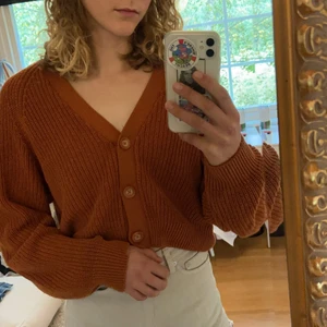 Stickad tröja, monki💓 - En stickad tröja i fint skick från monki. Färgen är rostbrun/orange. Tröjan är v-ringad med knappar som går att knäppa upp. 