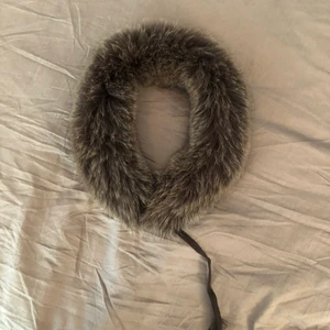 Pälshalsduk  - MaxMara pälskrage/halsduk. Brunt. Köptes för ca 2 år sen. Nypris: ca 3000kr. Ditt pris: 500kr. Du står för frakt. 