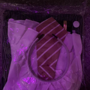 Maid outfit  - Fin maid outfit som inte används, har används 2-3 gång. Dm för mer foto🥰 Storleken på den är lite konstigt, själva tröjan passar för stolek s-m och kjolen xs-s. Så om man har stora lår, kommer nog det blir svårt att ha på sig den. 