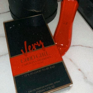 Very good girl - Very Good Girl parfym köpta på kicks för 1035kr. Mitt pris är 900kr. Säljer den pågrund av att jag inte gillade lukten och hade redan kastat bort kvittot och gick inte att lämna tillbaka eller byta. Helt nytt endast luktad, aldrig använd. Kan gå ner i pris vid snabbkaffär.❤️