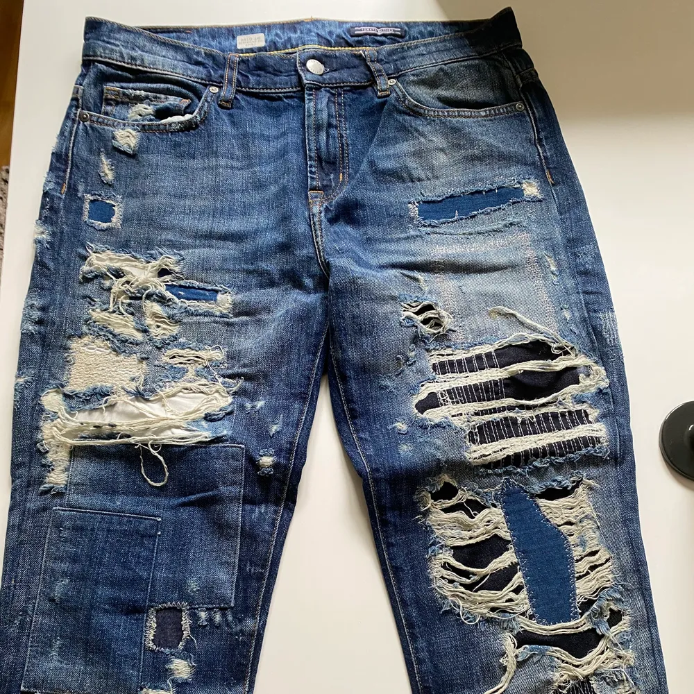 Low/mid waist Tommy Hilfiger jeans, boyfriend fit. Aldrig använda. Sömmarna känns lite på insidan. Är för små för mig så passformen sitter nog mer avslappnat än på bilden. . Jeans & Byxor.