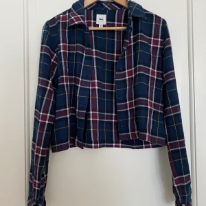 Kroppad VANS skjorta  - Kroppad VANS skjorta i storlek S. Gjort i 100% bomull och i väldigt bra skick, använd ett fåtal gånger. Utgångspris 300kr. Köparen står för frakt.  