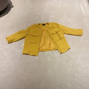 En gul jacka som min mamma hade inte så länge sen.