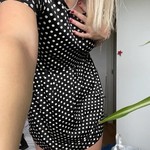Prickig klänning - Säljer nu denna superfina pricka klänningen. Den är superskön och knappt använd. Den är i storlek M