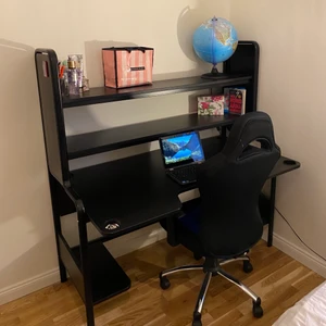 Skrivbord  - Ett jättefint skrivbord som tyvärr ska säljas pga platsbrist. Bordet köptes 2020 och är i jättebra skick. Har inte använts så mycket. Sidohyllorna kan monteras om man vill. Det finns mycket utrymme för böcker, datorer och andra saker.